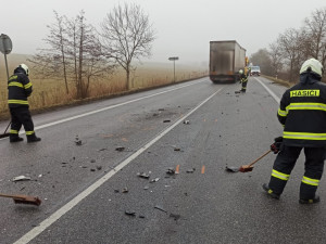 Nehoda tří vozidel uzavřela silnici u Sobotky. Jeden z řidičů za volantem usnul