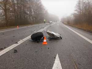 Nehoda tří vozidel uzavřela silnici u Sobotky. Jeden z řidičů za volantem usnul