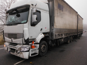 Nehoda tří vozidel uzavřela silnici u Sobotky. Jeden z řidičů za volantem usnul