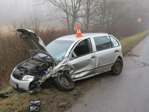 Nehoda tří vozidel uzavřela silnici u Sobotky. Jeden z řidičů za volantem usnul