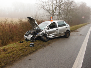 Nehoda tří vozidel uzavřela silnici u Sobotky. Jeden z řidičů za volantem usnul