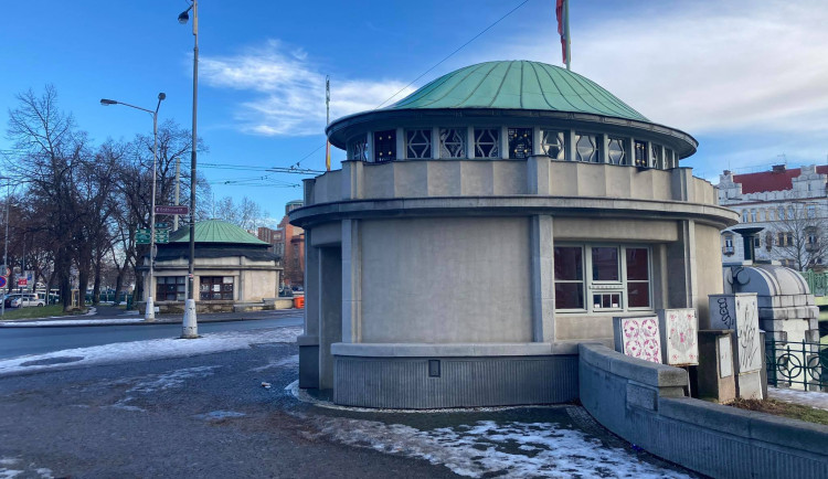 Hradec hledá nájemníky do kiosků na Pražském mostě, rychlé občerstvení tu ale nechce