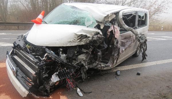 Nehoda tří vozidel uzavřela silnici u Sobotky. Jeden z řidičů za volantem usnul