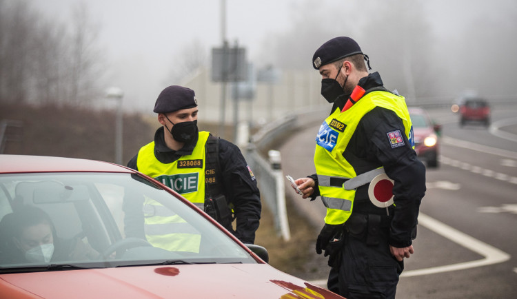 Víkendové kontroly na hranicích okresů bez komplikací. Policie odepřela cestu jen několika řidičům