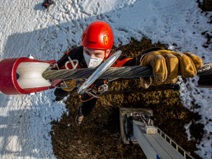 Hasiči v Deštném nacvičovali záchranu osob z lanovky
