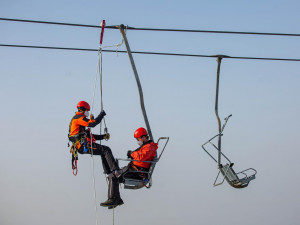 Hasiči v Deštném nacvičovali záchranu osob z lanovky