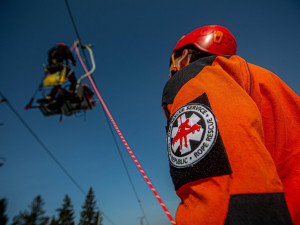 Hasiči v Deštném nacvičovali záchranu osob z lanovky