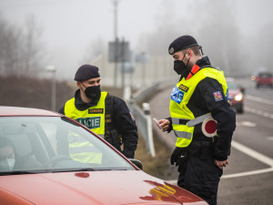 Víkendové kontroly na hranicích okresů bez komplikací. Policie odepřela cestu jen několika řidičům