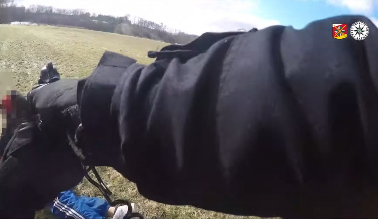 Muž se policii vzdal až poté, co koukal do hlavně služební pistole. Zásah natočila služební kamera