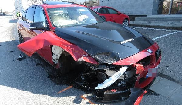 Kapela Poetika měla v Hradci Králové dopravní nehodu. Do jejich auta narazil mladý řidič BMW