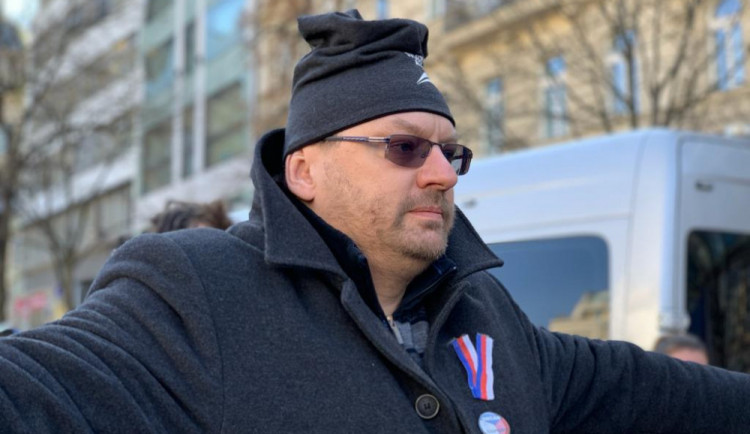 Volný a Bojko odmítají nosit respirátory. Ve Sněmovně budou nejspíš za plexisklem