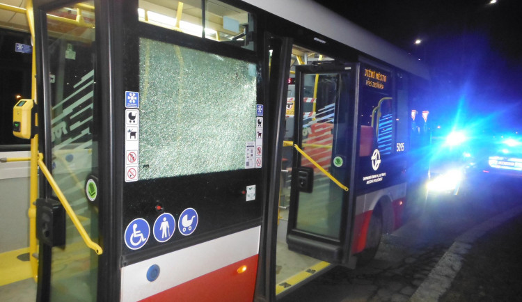 Kamenem rozbil boční okno autobusu. Šedesátiletý muž nestihl vystoupit a byl agresivní
