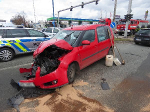 Řidič zřejmě nerespektoval červenou, policie hledá svědky nehody v Hradci Králové