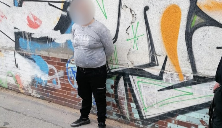 Muž na motorce s pěti zákazy řízení ujížděl policistům. Hrozí mu dva roky za mřížemi