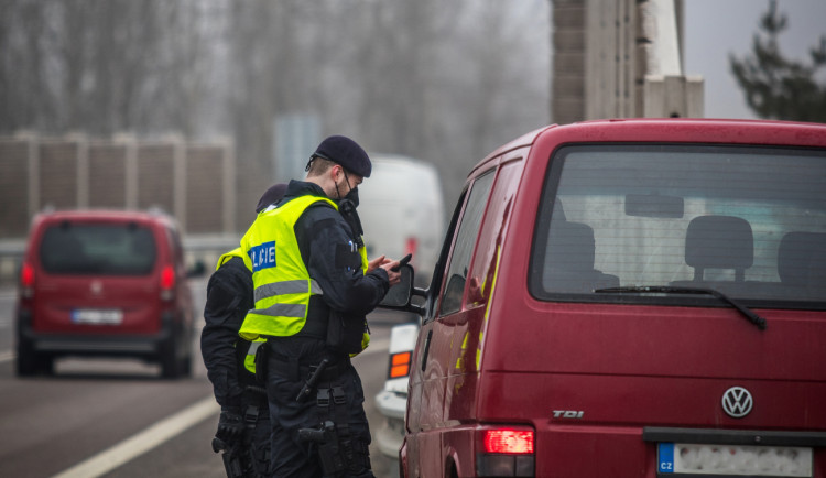 Policie v Královéhradeckém kraji začala častěji pokutovat. Hlídá pohyb mezi kraji i nošení roušek