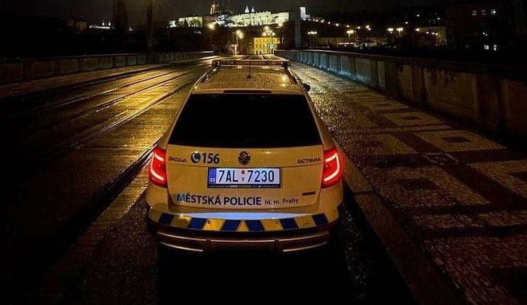 Opilá žena ležela v Praze 5 na ulici. Nadýchala přes čtyři promile alkoholu