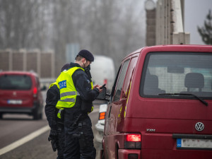Policie v Královéhradeckém kraji začala častěji pokutovat. Hlídá pohyb mezi kraji i nošení roušek