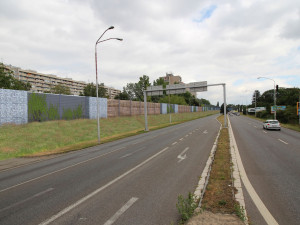 Hradubickou obklopí protihluková stěna. Denně tudy projede přes 30 tisíc řidičů