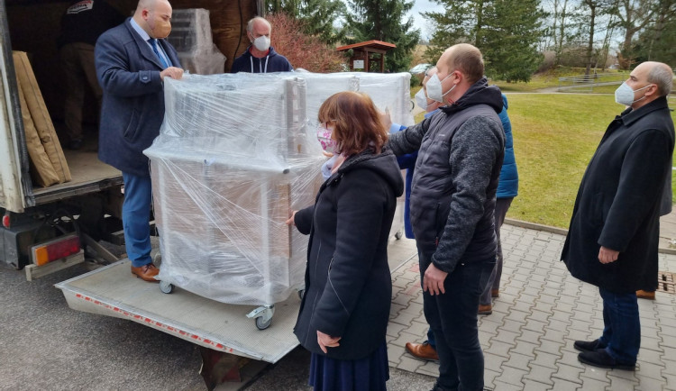 Rouškomat v Náchodě vydělal na polohovatelná lůžka do domova seniorů