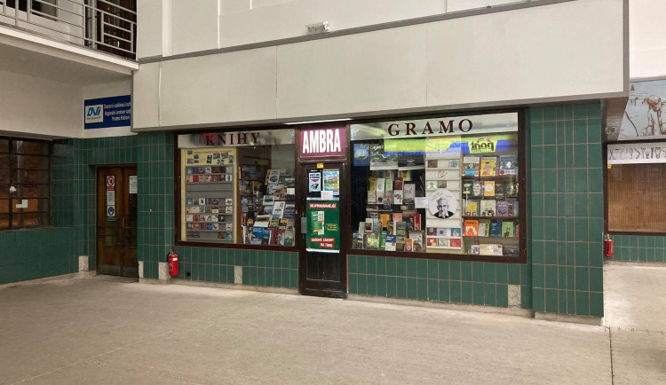 Knihkupectví na hlavním nádraží v Hradci přišlo kvůli pandemii o zákazníky. Funguje přes 50 let