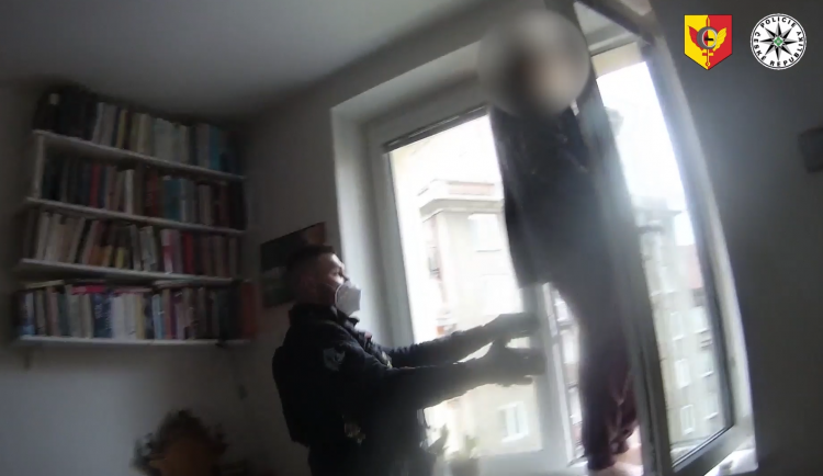 Muž stál na parapetu okna ve 4. patře. Zachránili ho policisté