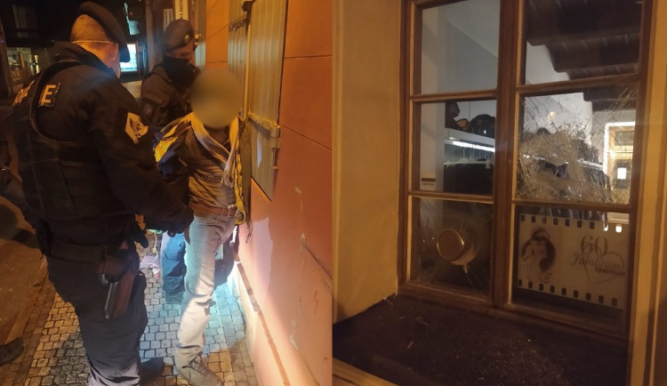 Na muže prý mluvily hlasy skrze výlohy. Během dvou nocí jich v centru Prahy páčidlem rozbil šest
