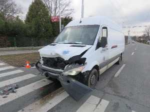 Nepozornost za volantem skončila v Hradci Králové sraženou chodkyní