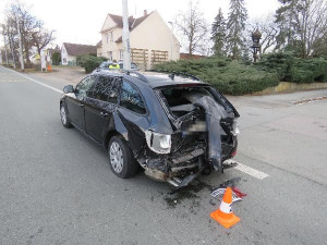 Nepozornost za volantem skončila v Hradci Králové sraženou chodkyní