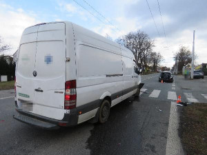 Nepozornost za volantem skončila v Hradci Králové sraženou chodkyní