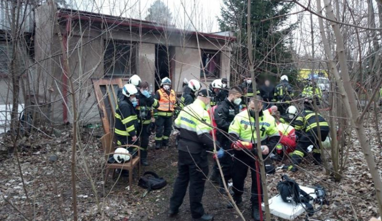 Hasiči dnes zachraňovali přiotráveného bezdomovce. Přiotrávil se zplodinami z požáru