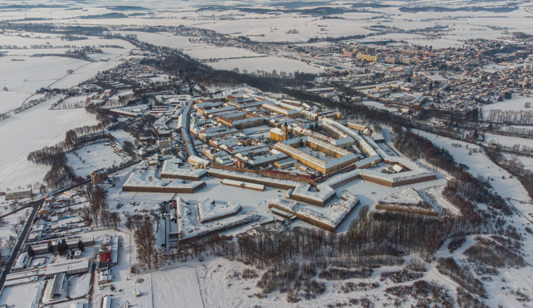 Po zimě se pokračuje v opravách hradeb pevnosti Josefov. Hotovo bude v létě