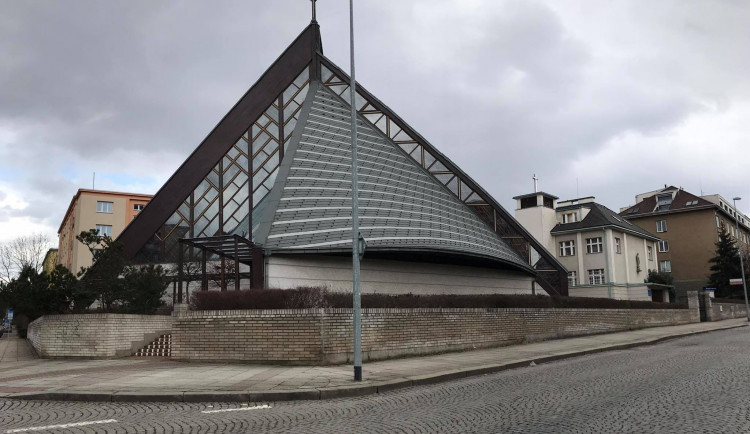 Základní kámen moderního strašnického kostela z 90. let posvětil papež Jan Pavel II.