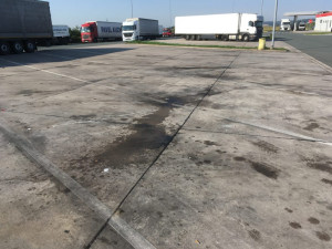 Řidiči nezaparkují. ŘSD plánuje čištění odpočinkových parkovišť na D11