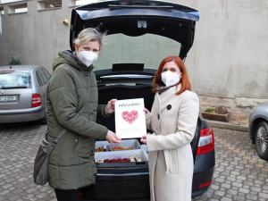 Zaměstnanci radnice uspořádali sbírku na zákusky pro zdravotníky ve Dvoře Králové