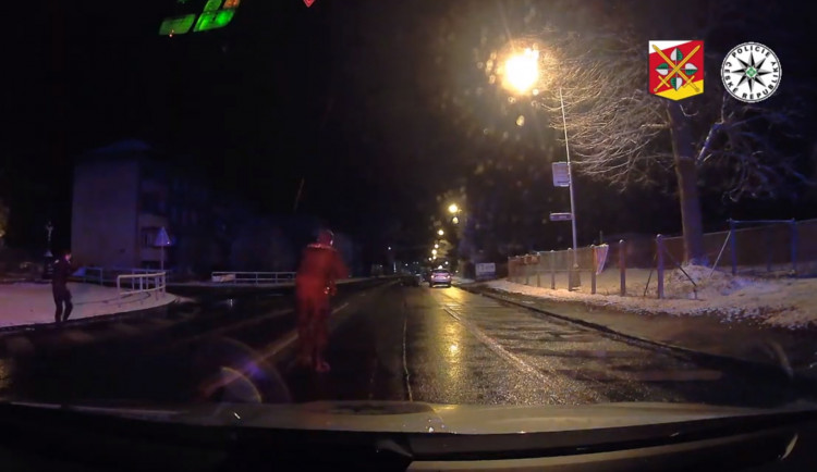 Na Benzině v Trutnově se střílelo, policisté zloděje zadrželi