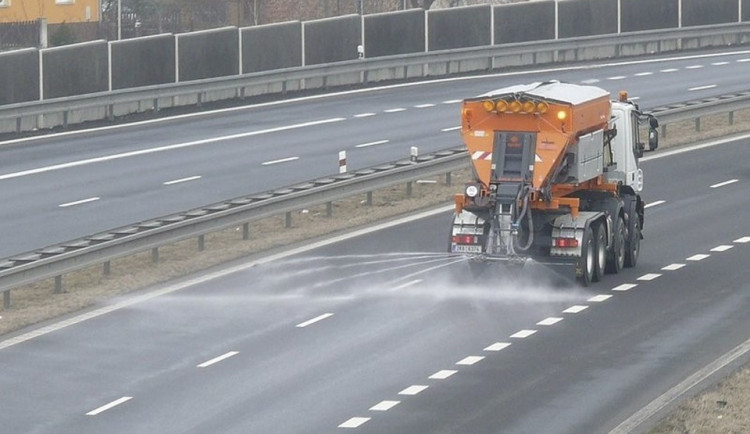 Meteorologové varují od pátečního večera před náledím. Lidé by měli být opatrní