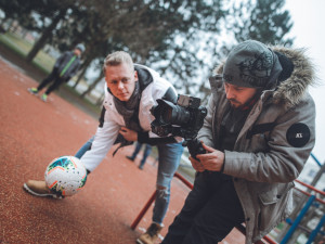 Hudební klip Jsme v tom všichni spolu motivuje ke zvládnutí pandemie. Vznikl v Hradci Králové
