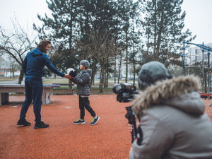 Hudební klip Jsme v tom všichni spolu motivuje ke zvládnutí pandemie. Vznikl v Hradci Králové