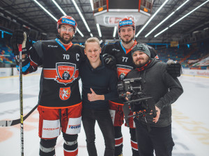 Hudební klip Jsme v tom všichni spolu motivuje ke zvládnutí pandemie. Vznikl v Hradci Králové