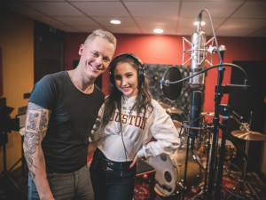 Hudební klip Jsme v tom všichni spolu motivuje ke zvládnutí pandemie. Vznikl v Hradci Králové