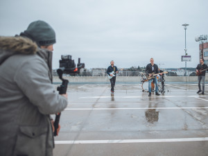 Hudební klip Jsme v tom všichni spolu motivuje ke zvládnutí pandemie. Vznikl v Hradci Králové
