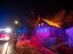 V Jasenné na Náchodsku hořel dům. Škoda je 400 tisíc korun