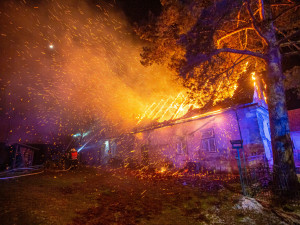 S požárem rodinného domu v Jasenné bojovalo sedm jednotek. Jeden z hasičů se zranil