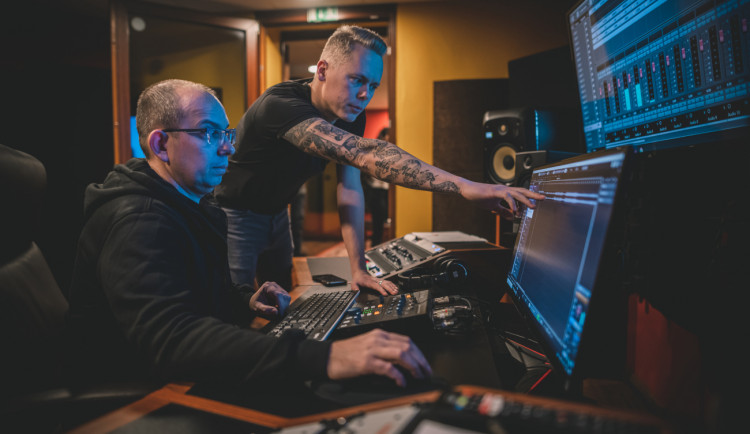 Hudební klip Jsme v tom všichni spolu motivuje ke zvládnutí pandemie. Vznikl v Hradci Králové