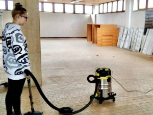 Gymnastický spolek z Hradce nemá kde cvičit, staví si proto vlastní tělocvičnu. Na rekonstrukci uspořádal sbírku