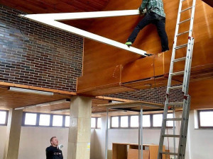 Gymnastický spolek z Hradce nemá kde cvičit, staví si proto vlastní tělocvičnu. Na rekonstrukci uspořádal sbírku