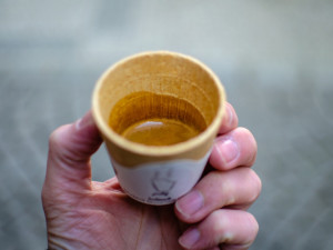 Slaný kelímek na pivo, sladký na kávu. Miroslav z Hradce Králové s kamarádkou vyrábí jedlé kelímky