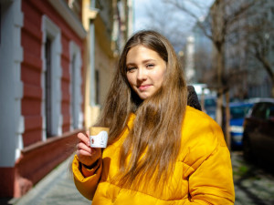 Slaný kelímek na pivo, sladký na kávu. Miroslav z Hradce Králové s kamarádkou vyrábí jedlé kelímky