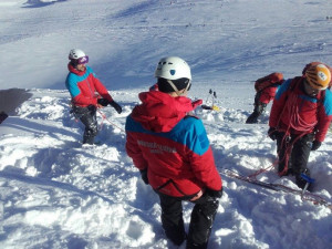 Ženě zasypané v lavině v Krkonoších ostatní lyžaři nepomohli. Nepočkali ani na záchranáře