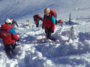 Ženě zasypané v lavině v Krkonoších ostatní lyžaři nepomohli. Nepočkali ani na záchranáře
